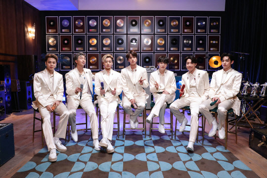 그룹 방탄소년단(BTS)이 한국 가수 최초로 'MTV 언플러그드'(이하 언플러그드) 무대에 섰다고 소속사 빅히트 엔터테인먼트가 24일 밝혔다. 사진은 'MTV 언플러그드' 출연한 방탄소년단. [빅히트 엔터테인먼트 제공]